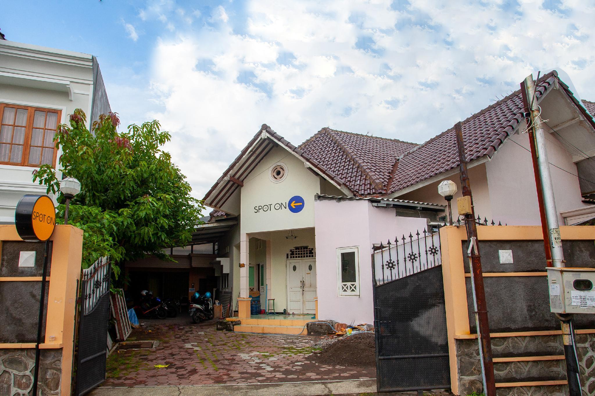 Spot On 2697 Homy House Hotel Semarang Exterior foto