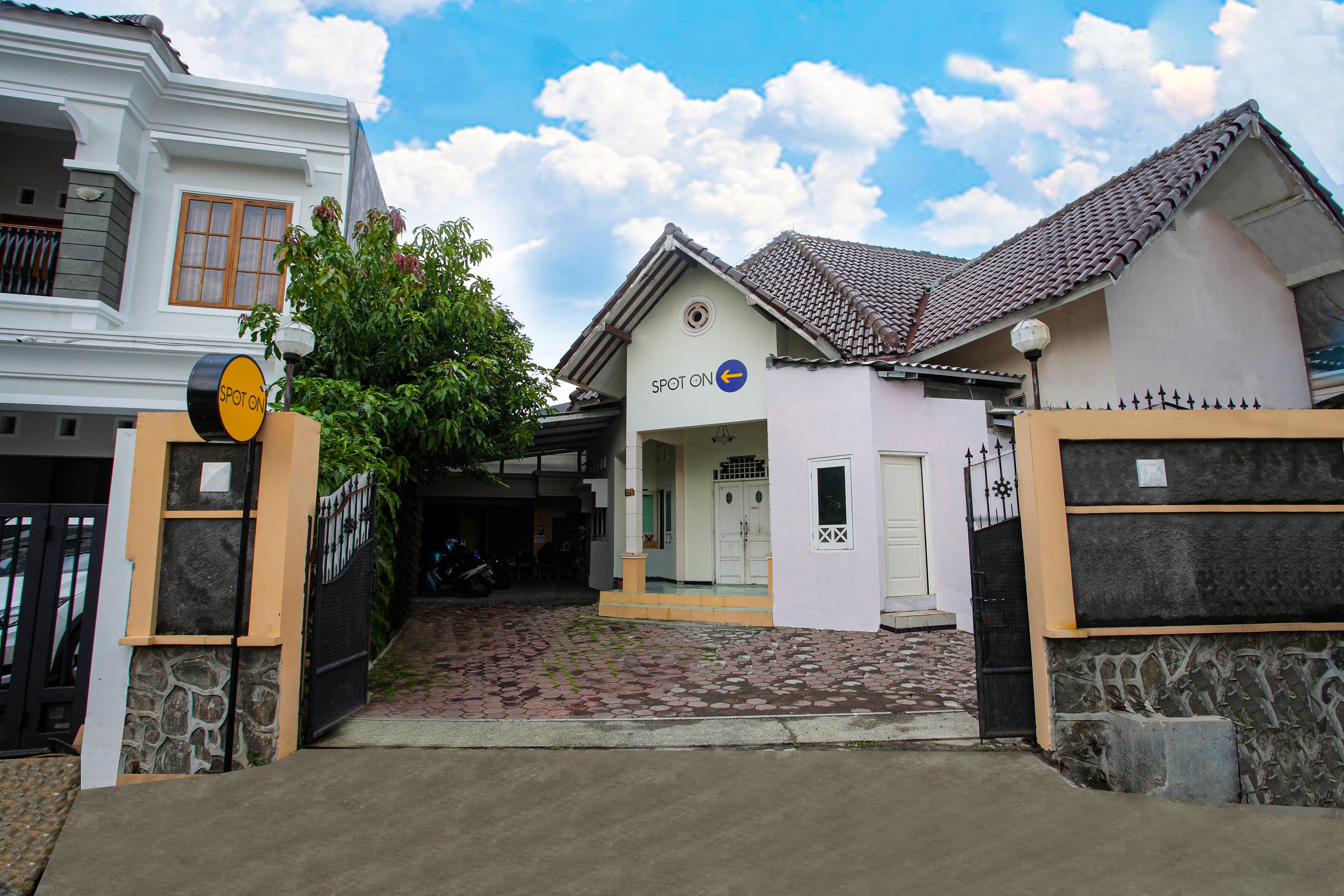Spot On 2697 Homy House Hotel Semarang Exterior foto