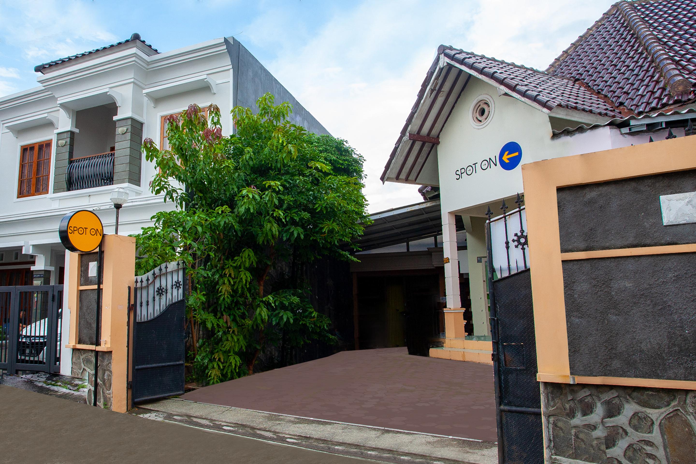 Spot On 2697 Homy House Hotel Semarang Exterior foto